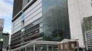 この夏に横浜駅西口にオープンした高層の複合ビル