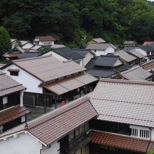 赤瓦の屋根がずーっと遠くまでみえる