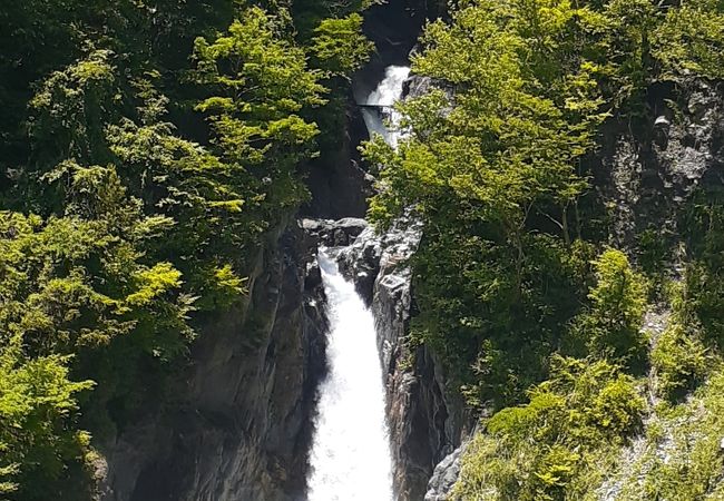 県道梅ヶ島昭和線近くにある滝