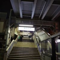 京急新馬場駅北口のこの階段を下りた所にホテル入口が