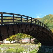 橋脚がない檜造りの太鼓橋