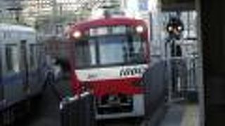 １２０キロでぶっ飛ばす赤い電車。品川に羽田空港に横浜に横須賀に。