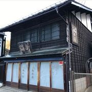 塩羊羹が有名で、買いに行きました。お店は諏訪大社のすぐ隣でした。神社のついてでよるお客さんが多かったです。羊羹はとてもおいしかったです、お勧めです。お店も8時半からやっていましたので、時間の有効活用にお勧めです。