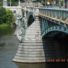 橋の両側を飾る像