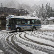 バス停は宿からすぐです。