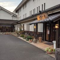 右側が小町温泉の入口