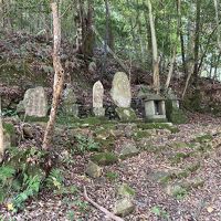 目の前の山の中には大寧寺旧参道があります