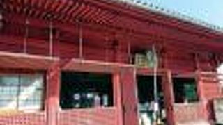 京都の清水寺を参考にしたとか？