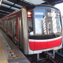 新大阪始発天王寺行電車。新型30000型。