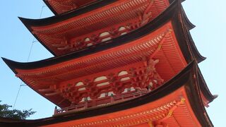 朱塗りの美しい五重塔