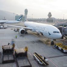 チェンナイ香港便に就航するB777型飛行機