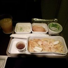 これが噂の香港日本便の機内食。炭水化物三重奏（笑）