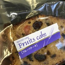 お店で買ったパウンドケーキ。甘さ控えめ