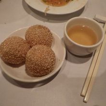 胡麻団子　お茶は中国の代表的な緑茶　龍井茶