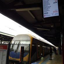 South Coast Lineは地上駅櫛形ホームの発着です