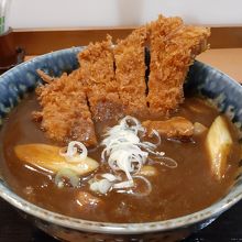 熱々のカツカレーうどんも美味！