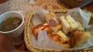 モーニングのパン食べ放題。