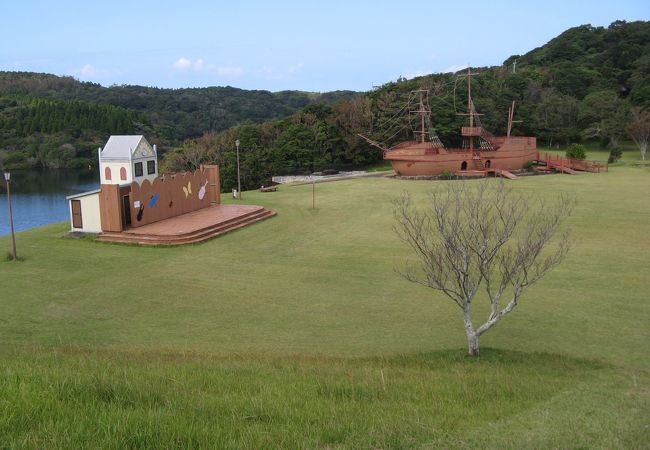 地元の人たちが利用する広大な親水公園