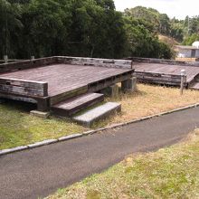 駐車場から芝生広場へ向かう道