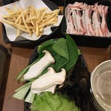 火鍋セットとフライドポテト