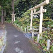 乙女の像近くの神社のある小路