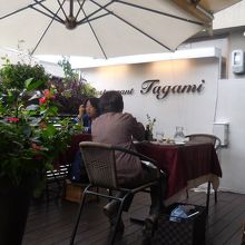 屋外のテラス席