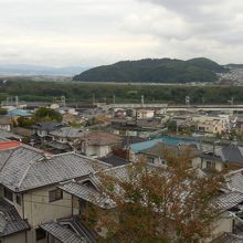 住宅街の上から望む山崎の街と石清水八幡宮