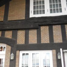 ハーフティンバーのチューダーゴシック様式