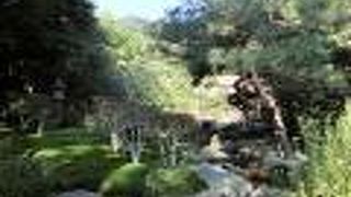 八王子山を借景にした見事なお庭