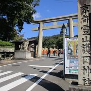 霊山護国神社へ通じる道