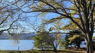 静かで落ち着ける大きな湖