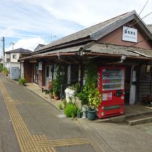 大正時代の開業時から使われている古い駅舎。