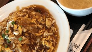 オフィスビルの一階にあるチャイニーズ レストランで「フカヒレあんかけチャーハン」