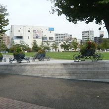 アートキャラリーアトリアの芝生の横にある鉄製の机と椅子です。