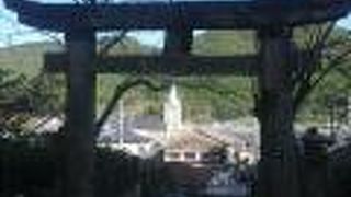 潜伏キリシタンを象徴する鳥居と教会尖塔の景色