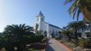 丘の上の白亜のロマネスク様式教会