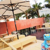 プールサイドへの飲食物の持ち込み禁止です…