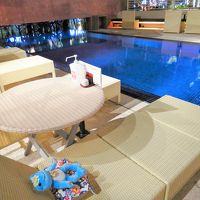 プールサイドでまったりすごすのが快適…