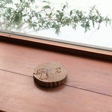 番号札はニワトリが掘られた木札