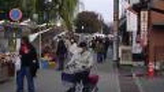 賑やかでなつかしさのある朝市