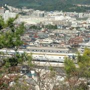 野島公園展望台から金沢八景駅側の半分近くの路線を眺めることができてジオラマのよう