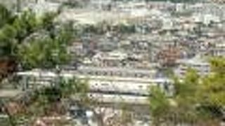 野島公園展望台から金沢八景駅側の半分近くの路線を眺めることができてジオラマのよう