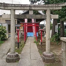 石の鳥居と真っ赤な鳥居