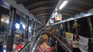 セントラルから高台の高級住宅地まで続くエスカレーター