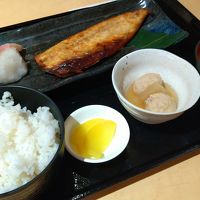 ヘルシーなトロさば定食(580kal) 740円。