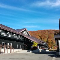 紅葉したブナの森に囲まれたホテル
