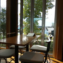 テーブルは６席。