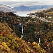 中禅寺湖から流れ落ちる華厳の滝を真正面に