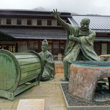 「遠山の霜月祭」の像