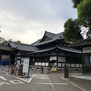 旧武徳殿。木造の大規模な建物の圧倒的な存在感。